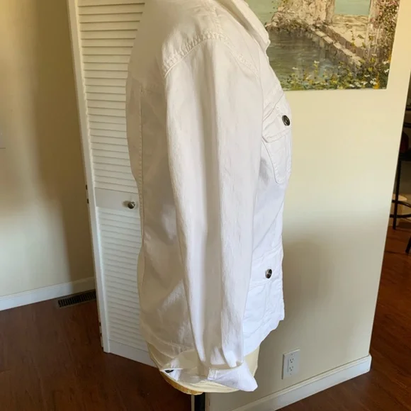 Women's White denim  Button-Up Jacket like new condition. It’s a generous small - Picture 4 of 8